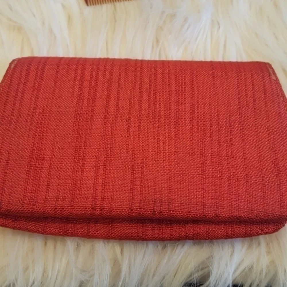VINTAGE RED WOVEN CLUTCH WITH COMB‎